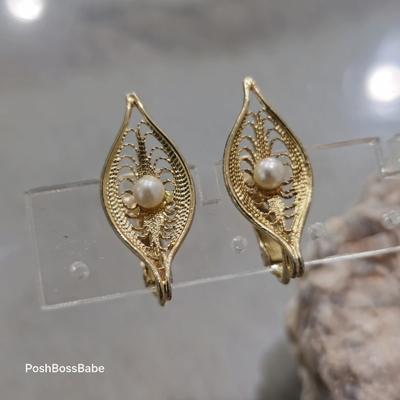 Sarah Coventry "Serene" Goldtone Filigree with Pearl Clip Earrings - Picture 1 of 9